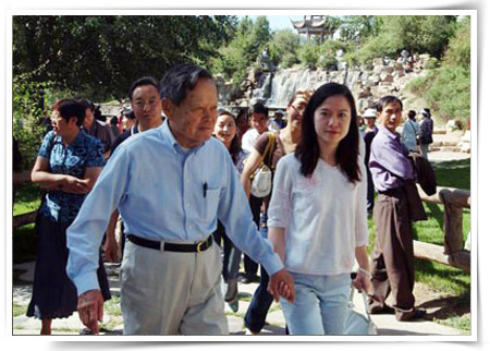 杨振宁和夫人翁帆 女方发型清纯百变