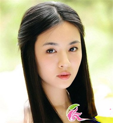 2021流行发型:女生优雅纯美中分发型