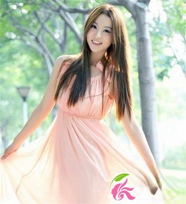 2021流行发型:女生优雅纯美中分发型