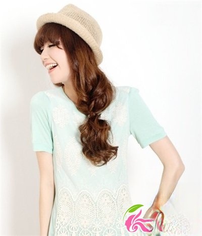 2022年流行扎发发型 鱼骨辫扎发打造美丽俏佳人