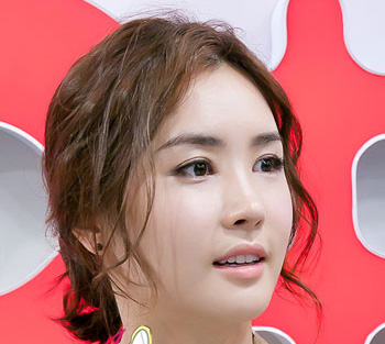 【图】韩星李多海教你扎多变<em>韩式发型</em>扎发(2)