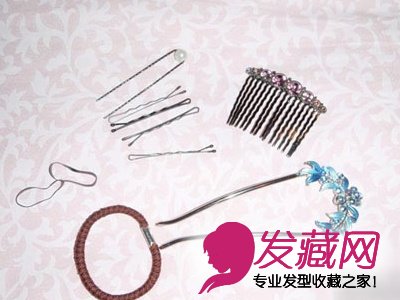 蓝色的上面戴小花的簪子