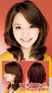 这款发型的斜刘海不经意的弧度显得很是轻盈优雅