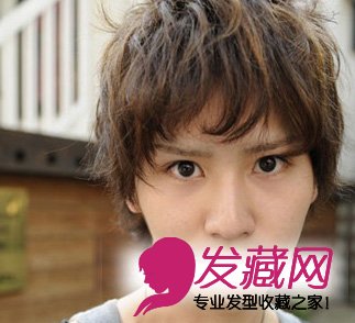 潮男街拍 男生短烫发最流行