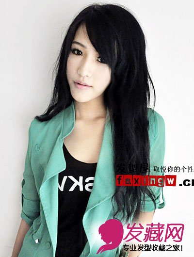 清新系黑色长卷发发型 绽放神秘魅力