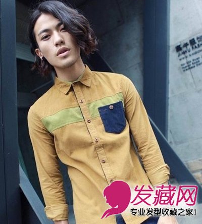 发型网 男生发型 男生烫发发型 > 时尚的斜梳长烫发发型图片 展现冬日