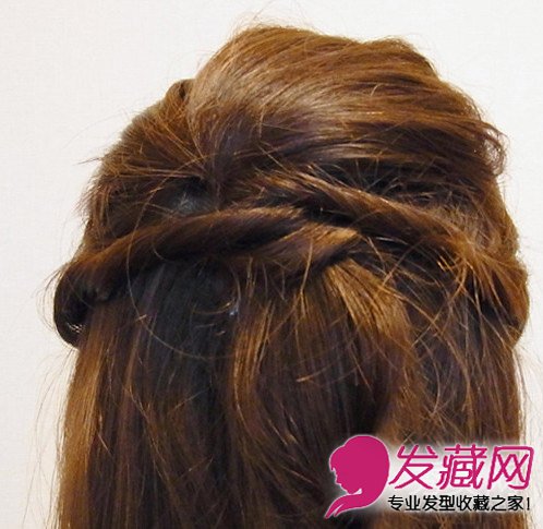 导读:第二款淑女发型扎法教程图解三: 最后两股头发别在一起就完成了