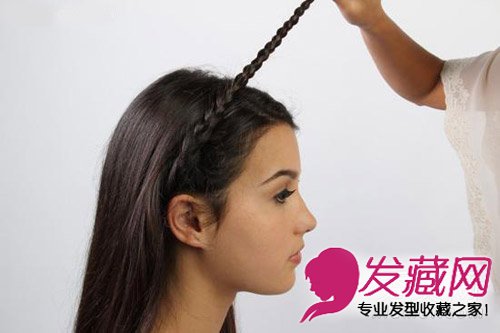 3:将麻花辫一直编织到发尾,然后用皮筋固定住,接着将辫子从头顶