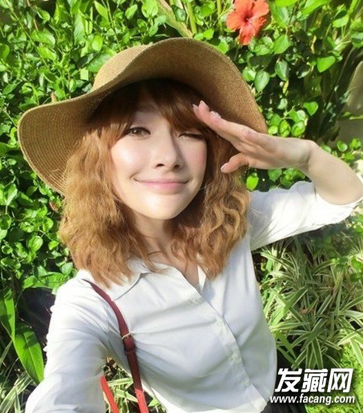 女生甜美短发大波浪发型3