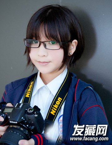 学生妹子们也有不少喜欢 短发的,所以甜美的中短碎发搭配上圆脸显