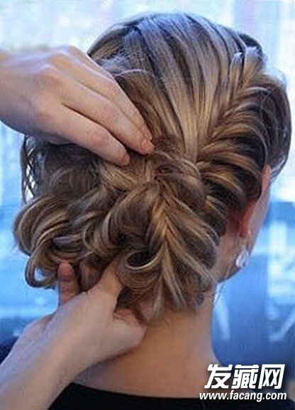 无刘海盘发发型图解11