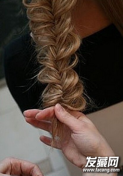 无刘海盘发发型图解8