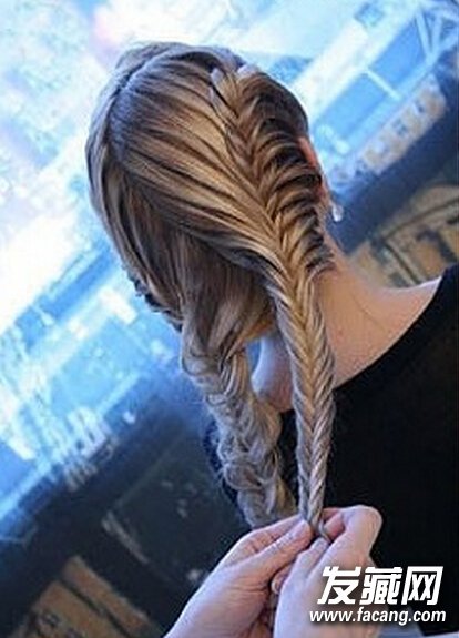 无刘海盘发发型图解9