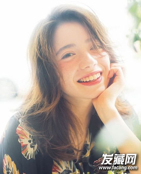 寒冬就要烫个“卷” 14款美发温暖来袭 寒冬就要烫个“卷” 14款美发温暖来袭 2015流行发型卷发女