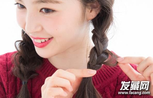 DIY双花苞头&麻花辫 为了减龄也是蛮拼的 DIY双花苞头&麻花辫 为了减龄也是蛮拼的双马尾花苞头