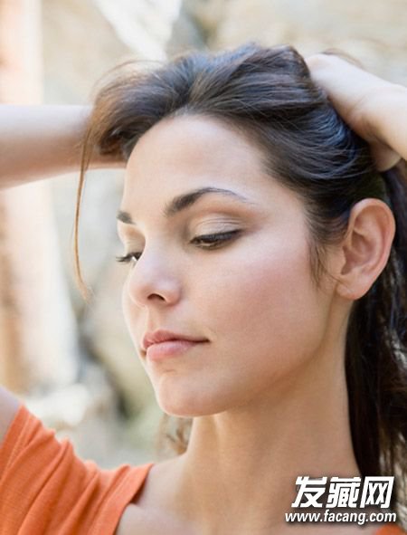 吴昕晒第一根白发照 长白头发的原因及对策分析 吴昕晒第一根白发照 长白头发的原因及对策分析 白头发是什么原因