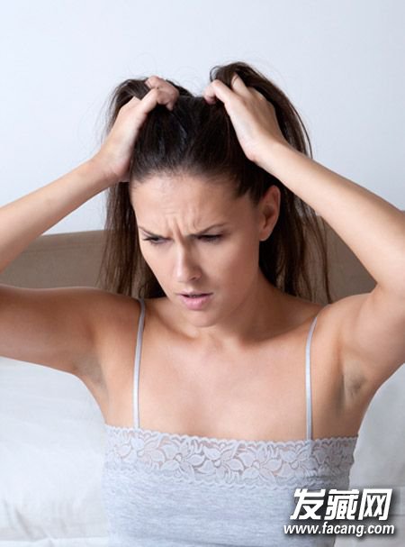 吴昕晒第一根白发照 长白头发的原因及对策分析 吴昕晒第一根白发照 长白头发的原因及对策分析 白头发是什么原因