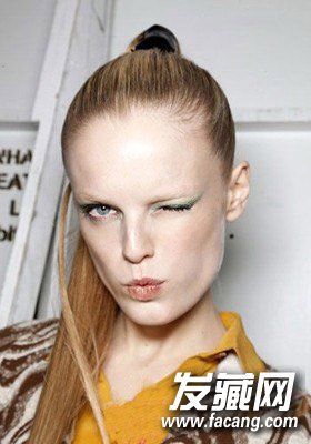 一不小心冻成狗?这样扎马尾和冬天更配呢 一不小心冻成狗?这样扎马尾和冬天更配呢 冬天扎什么发型好看