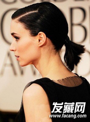 一不小心冻成狗?这样扎马尾和冬天更配呢 一不小心冻成狗?这样扎马尾和冬天更配呢 冬天扎什么发型好看