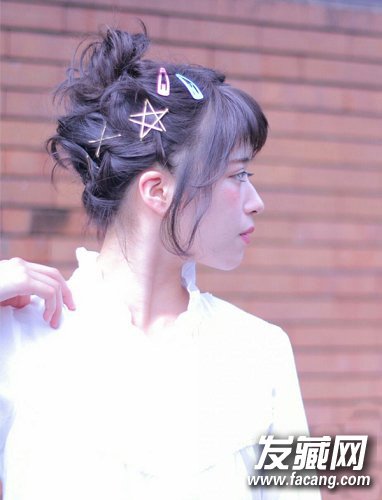 糖果色发卡的使用技巧 学达人拗出百变发型 糖果色发卡的使用技巧 学达人拗出百变发型 发卡的使用技巧
