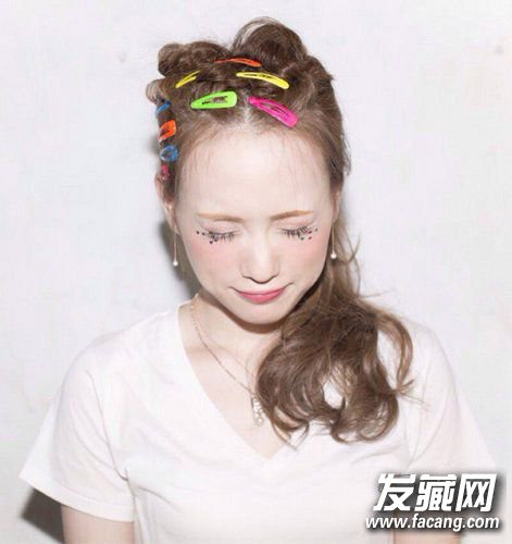 糖果色发卡的使用技巧 学达人拗出百变发型 糖果色发卡的使用技巧 学达人拗出百变发型 发卡的使用技巧
