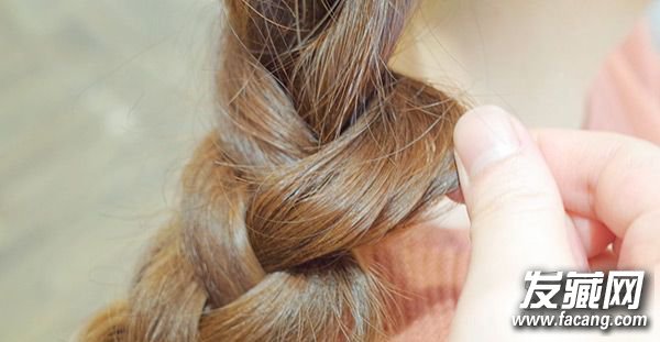 欧美女星都爱这款扎发 6步打造暖心毛衣辫 欧美女星都爱这款扎发 6步打造暖心毛衣辫 扎发型图片的步骤