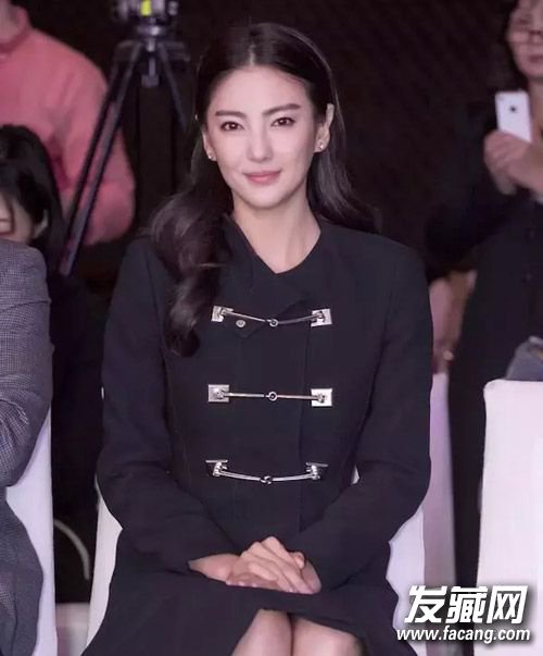 范冰冰赵丽颖教你留中分 除了披着还要会扎才行 范冰冰赵丽颖教你留中分 除了披着还要会扎才行 中分怎么扎好看