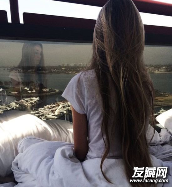 俄美女13年未剪发走红 长发及腰的秘密都在这里 俄美女13年未剪发走红 长发及腰的秘密都在这里 长发如何打理