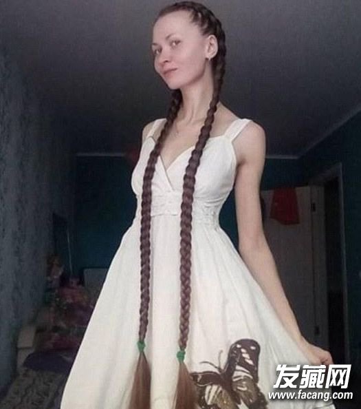 俄美女13年未剪发走红 长发及腰的秘密都在这里 俄美女13年未剪发走红 长发及腰的秘密都在这里 长发如何打理