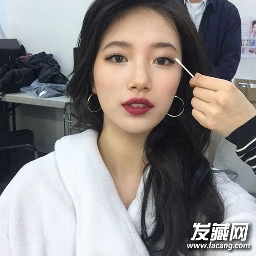 ڷع飡Ůʾֲͬĺڷ ڷͼƬ