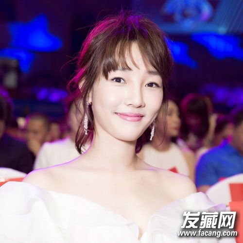 2016流行什么发型?学明星“发丝卷”不出错 2016流行什么发型?学明星“发丝卷”不出错 2016发型趋势
