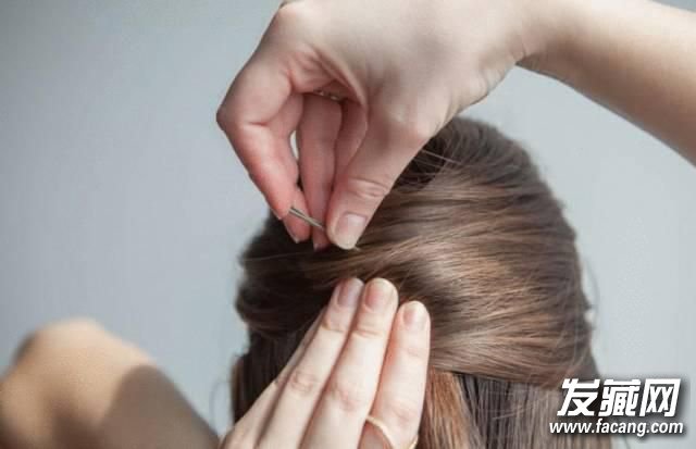 你扎头发总是很丑?因为你没有get这些扎发小技巧 你扎头发总是很丑?因为你没有get这些扎发小技巧 扎头发的技巧