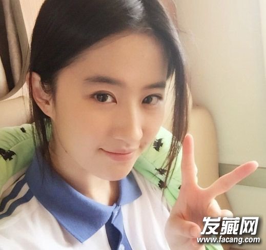 都有一颗少女心!杨幂刘亦菲谁的学生妹发型更好看 都有一颗少女心!颖儿刘亦菲谁的学生妹发型更好看 颖儿校服