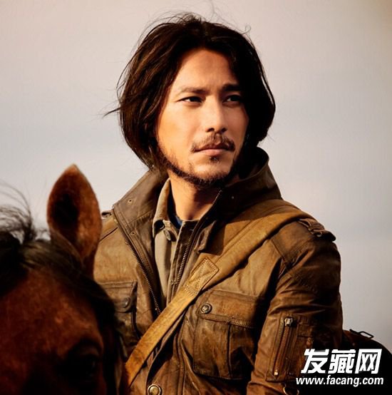 王宝强与李咏撞发型 男星长发PK对比谁更帅? 王宝强与李咏撞发型 男星长发PK对比谁更帅? 留长发的男明星