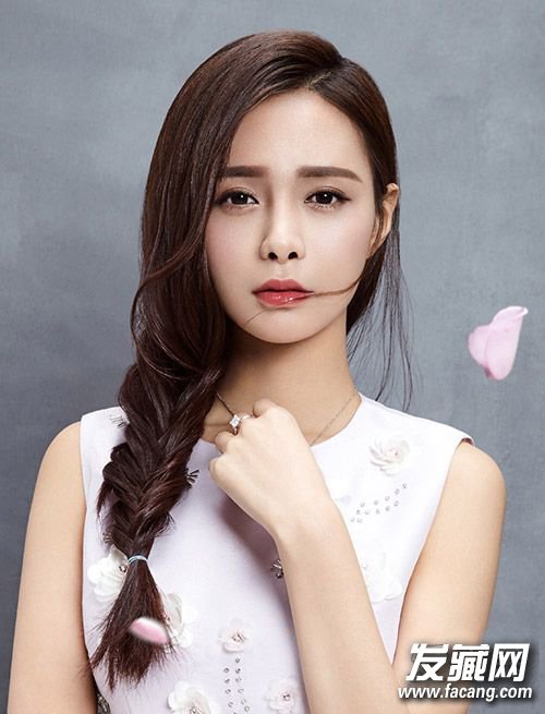 人人都在编鱼骨辫 你不试下怎么行! 人人都在编鱼骨辫 你不试下怎么行! 鱼骨辫的编法图解