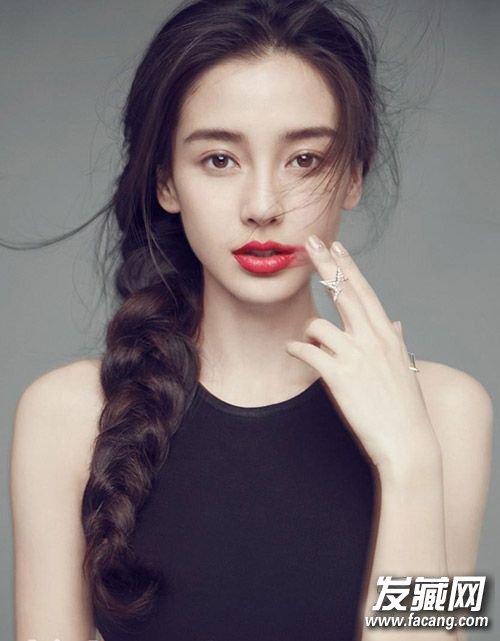 人人都在编鱼骨辫 你不试下怎么行! 人人都在编鱼骨辫 你不试下怎么行! 鱼骨辫的编法图解