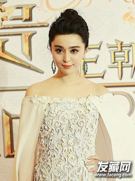 一字领配什么发型好看?陈妍希张天爱示范给你看 一字领配什么发型好看?陈妍希张天爱示范给你看 一字肩礼服配什么发型