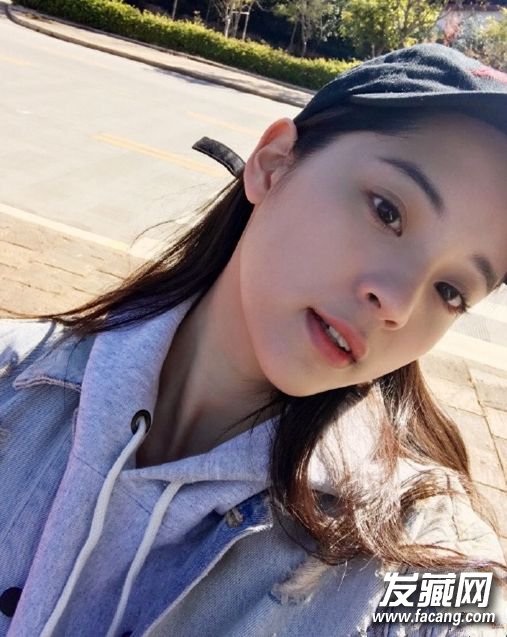 00后小花旦欧阳娜娜发型 尤爱黑色大长发! 00后小花旦欧阳娜娜发型 尤爱黑色大长发! 欧阳娜娜长发发型