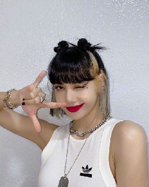 ŮǷͼƬرLisa߸ͷѪ